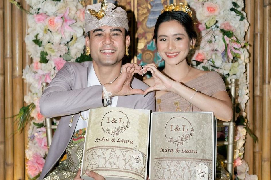 Bukan Cincin Emas, Indra Brotolaras Diberi Seserahan Ini oleh Laura Theux!