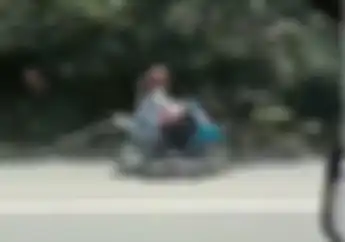 Emak-emak Mah Bebas, Boncengan Motor Ngebut di Tol Tangerang, Bahaya Banget