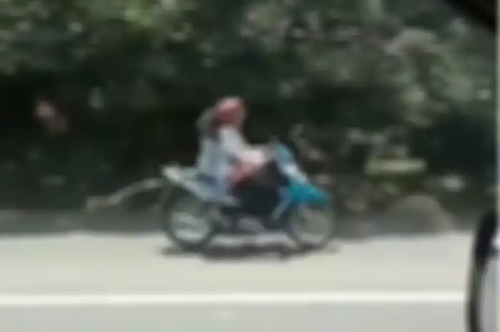 Emak-emak masuk jalan tol Tangerang.