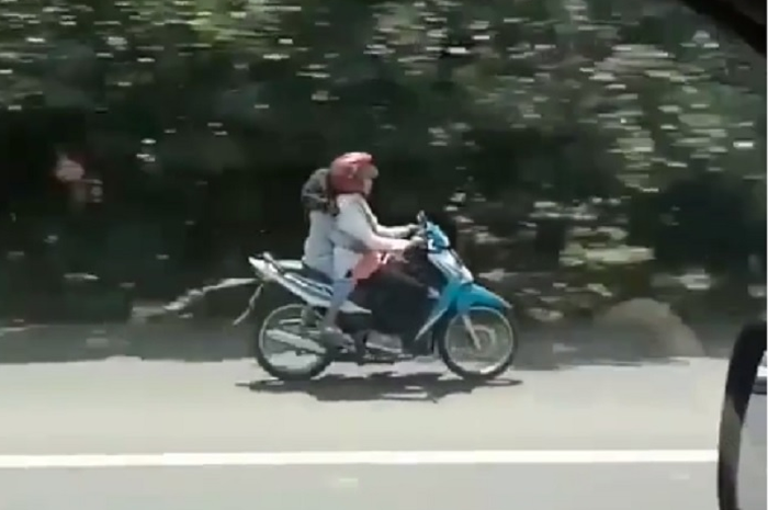 Emak-emak masuk jalan tol Tangerang.