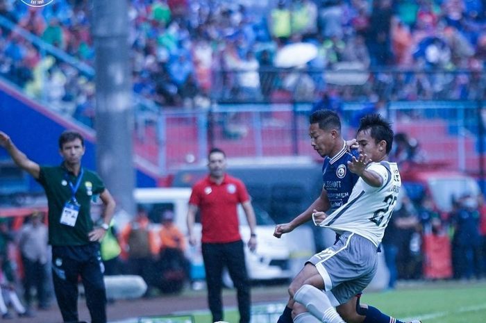 Suasana pertandingan antara Arema FC melawan Persib Bandung pada laga pekan ke-9 Liga 1 2022/2023 di Stadion Kanjuruhan, Malang, Minggu (11/9/2022).