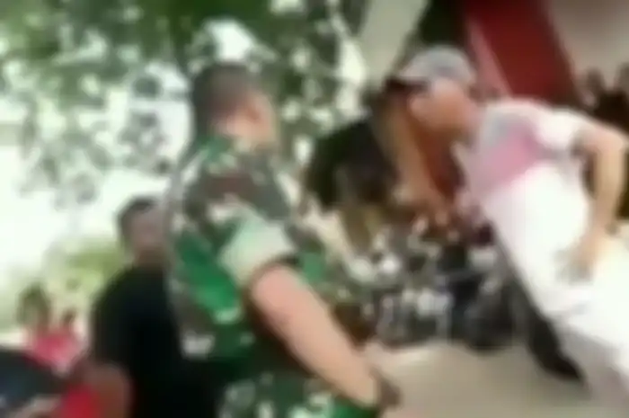 Anggota TNI terlibat cekcok dengan tukang parkir di sebuah pasar di Cirebon.
