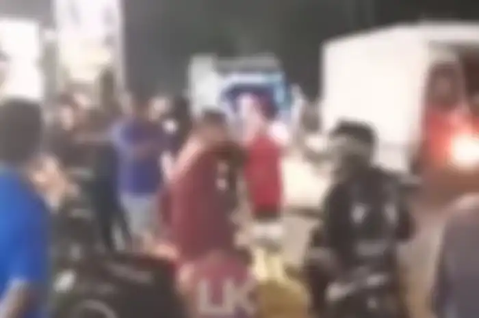 Seorang pemotor di Amurang Mihanasa Selatan ketakutan saat motornya akan dirampas kawanan debt collector pada Rabu (8/12/2022) malam.
