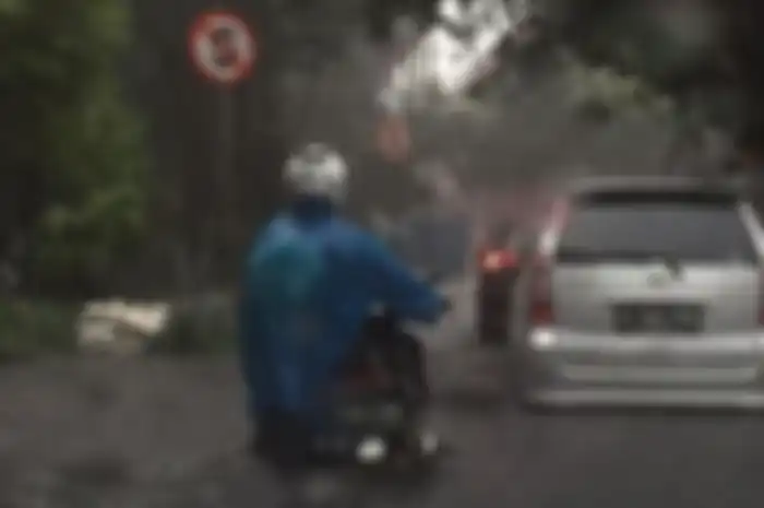 Ilustrasi pemotor terobos banjir.