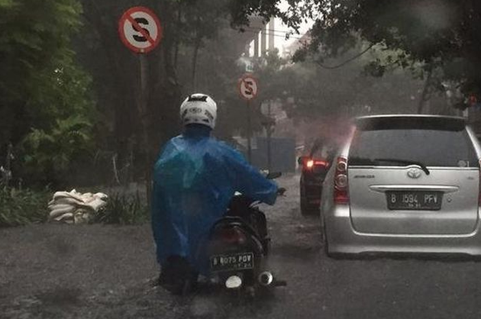 Ilustrasi pemotor terobos banjir.
