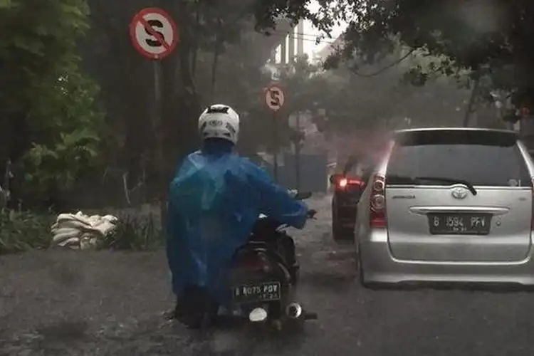 Jangan Sampai Motor Mogok, 5 Hal Penting Saat Melewati Jalanan yang Tergenang Banjir