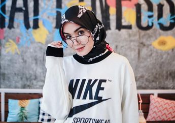 5 Inspirasi Pakai Sweater yang Modis Saat Musim Hujan ala Seleb Muda Berhijab. Tiru, Yuk!