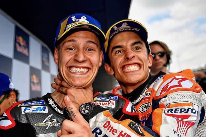 Fabio Quartararo (kiri) dan Marc Marquez (kanan) sedang merayakan hasil kualifikasi MotoGP Spanyol 2019.