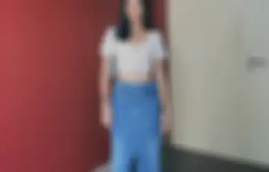 5 Ide Outfit Jalan Pakai Rok Panjang Denim yang Lagi Ngetren dan Modis
