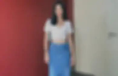 5 Ide Outfit Jalan Pakai Rok Panjang Denim yang Lagi Ngetren dan Modis