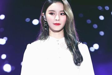 Fashion Elkie 'CLC' dengan outfit putih