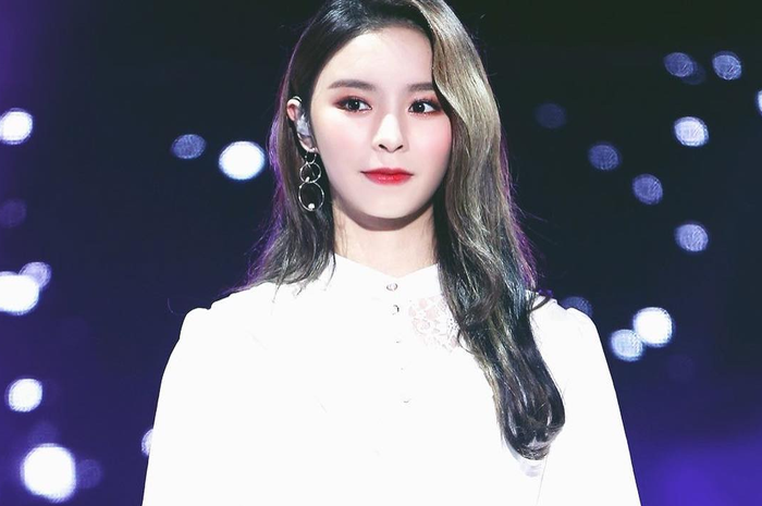 Fashion Elkie 'CLC' dengan outfit putih
