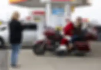 Unik Banget, Santa Klaus Meriahkan Natal Sambil Naik Harley Davidson