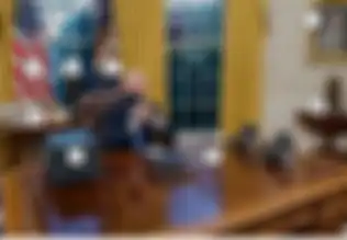 Joe Biden dan ruang kerjanya di Oval Office.