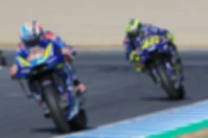 Alex Rins (depan) dan Valentino Rossi.