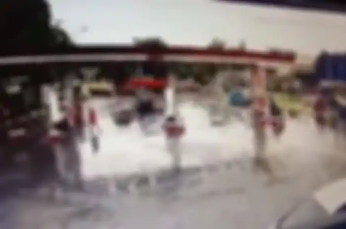 Video detik-detik truk fuso tabrak tiga pemotor, 4 orang meninggal dunia termasuk sopir.