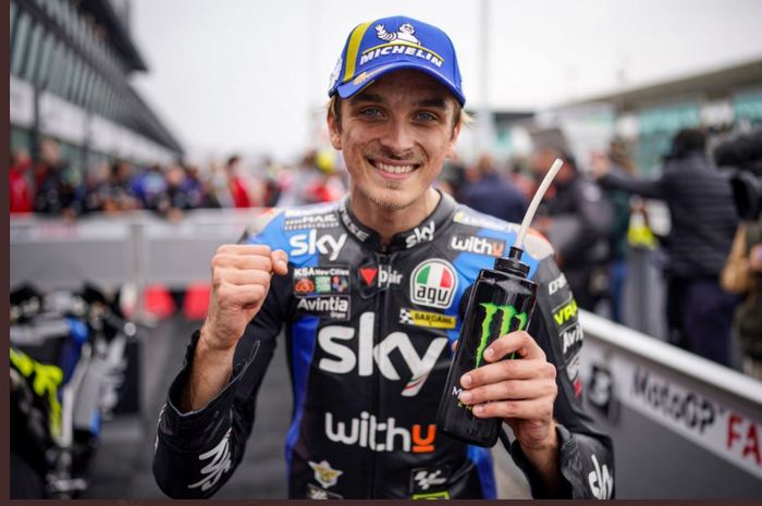 Pembalap Sky VR46 Team, Luca Marini, saat merayakan kesuksesan mendapatkan front row pada kualifikasi MotoGP Emilia Romagna 2021 di Sirkuit Misano, Italia, Sabtu (23/10/2021).