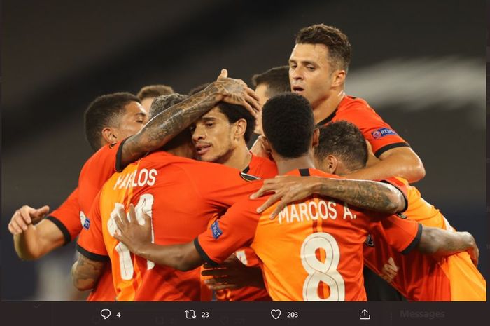 Para pemain Shakhtar Donetsk merayakan gol Taison ke gawang FC Basel dalam perempat final Liga Europa di Arena AufSchalke, 11 Agustus 2020.