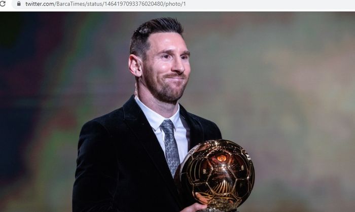 Megabintang Paris Saint-Germain, Lionel Messi, saat memegangi trofi Ballon d'Or