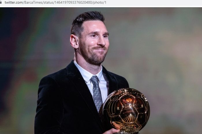 Megabintang Paris Saint-Germain, Lionel Messi, saat memegangi trofi Ballon d'Or