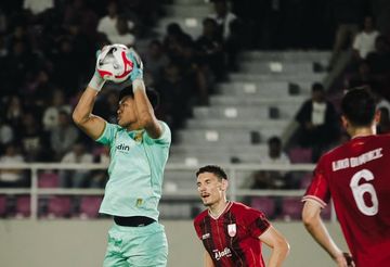 Kiper Persis Solo, M. Riyandi saat beraksi dalam laga kontra Bali United di Stadion Manahan, Solo pada Kamis (12/3/2026).