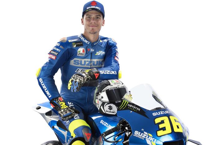 Pembalap Suzuki Ecstar, Joan Mir, berpose bersama motor baru GSX-RR untuk peluncuran tim menjelang MotoGP 2021.