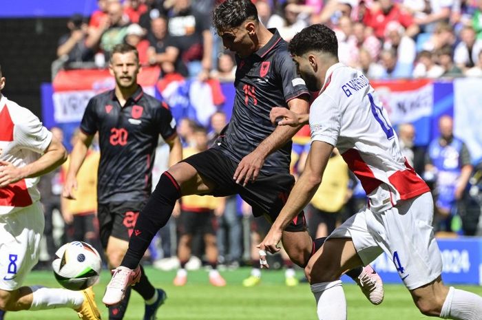 Aksi gelandang timnas Albania, Qazim Laci, pada matchday kedua Euro 2024 melawan timnas Kroasia di Volksparkstadion, Rabu (19/6/2024).