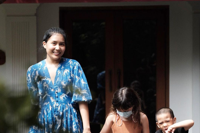 Gisel memamerkan foto wanita cantik yang menggandeng Gempi. Inilah potret Raina Abigail yang ayahnya artis kondang tahun 90-an.