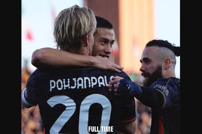 Kapten timnas Indonesia, Jay Idzes, ikut merayakan gol Venezia yang dicetak Joel Pohjanpalo.