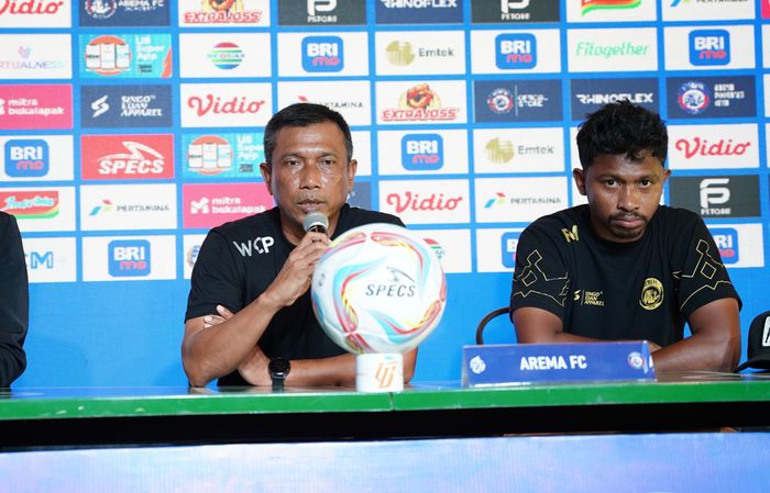 Pelatih Arema FC Widodo Cahyono Putro saat memberi keterangan kepada awak media, Selasa (5/3/2024).