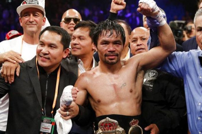 Manny Pacquiao berhasil mempertahankan gelar juara WBA kelas welter setelah menang atas Adrien Broner.