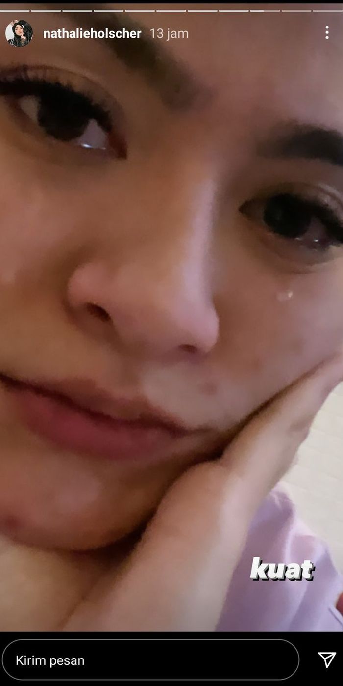 Nathalie Holscher tampak menangis.