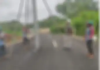 Gerak Cepet! Takut Kenapa-kenapa, Tiang Listrik di Tengah Jalan Yang Viral Langsung Dipindah
