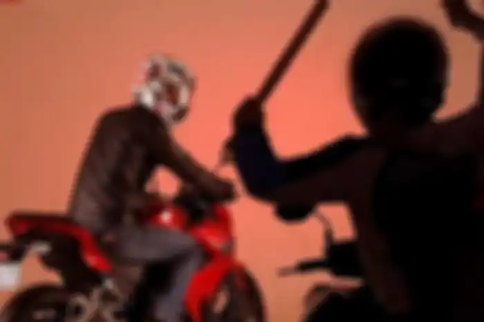 Ilustrasi geng motor. Seorang pemuda diserang 4 anggota geng motor, kena bacok namun endingnya begini.