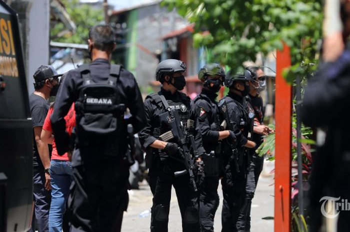 Aparat Brimob melakukan penggeledahan di rumah Lukman, tersangka bom bunuh diri Gereja Katedral Makassar.