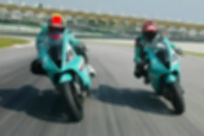 Troy Corser dan James Haydon balap dengan Petronas FP1