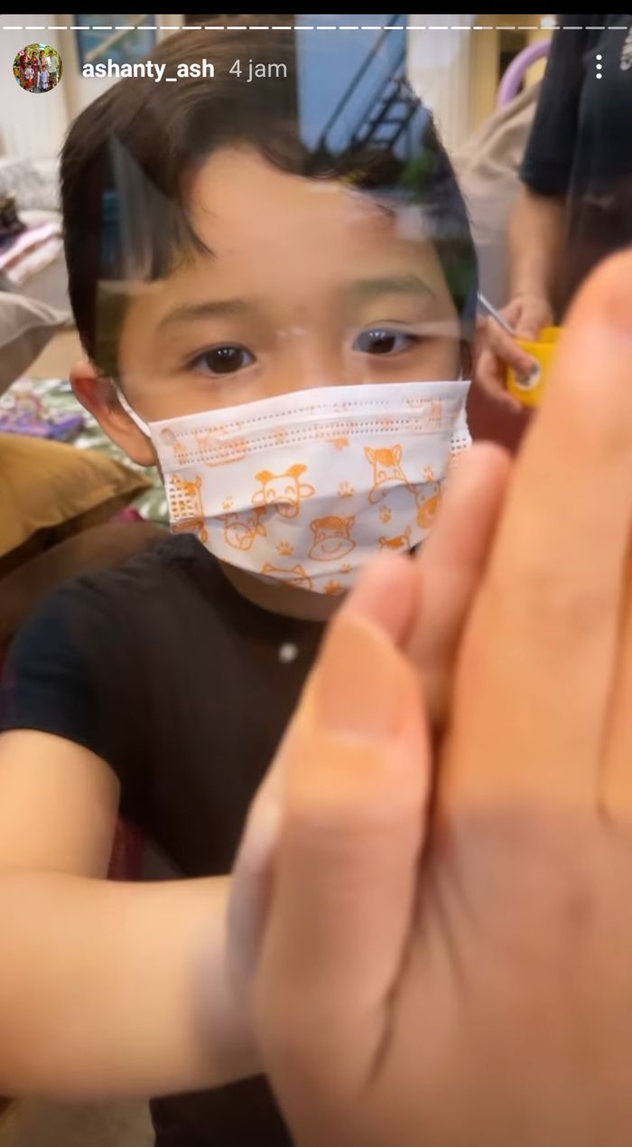 Ashanty bertemu dengan Arsya dari balik kaca.