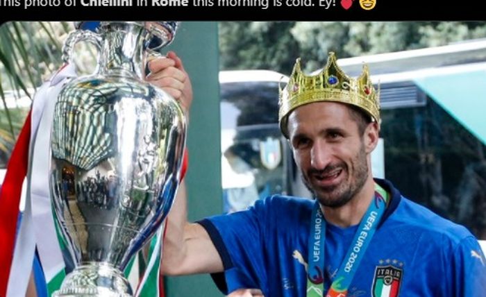 Kapten timnas Italia, Giorgio Chiellini, bergaya bak raja sambil memaki mahkota saat tiba di Roma