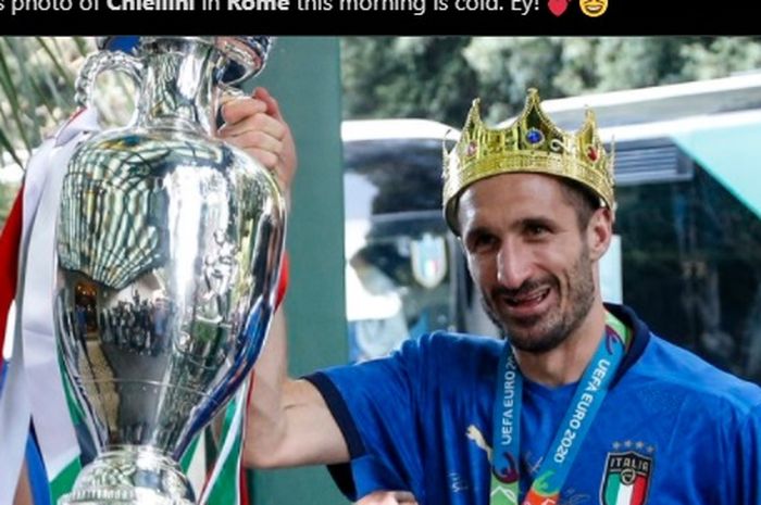 Kapten timnas Italia, Giorgio Chiellini, bergaya bak raja sambil memaki mahkota saat tiba di Roma