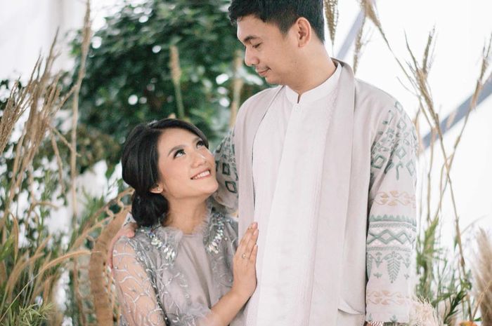 Sayang Istri dan Calon Anak, Raditya Dika Pasrah Didandani Busana Berwarna Pink Saat Lakukan Maternity Shoot