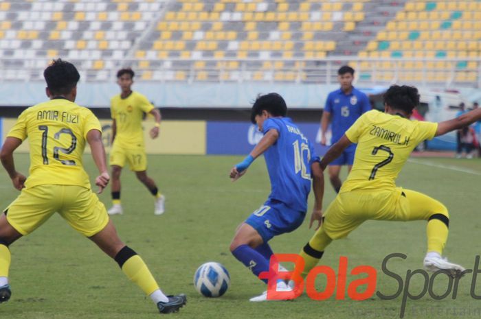 Suasana pertandingan antara Malaysia vs Thailand pada matchday terakhir Grup C ASEAN Cup U-19 2024 di Stadion Gelora Bung Tomo, Surabaya, Kamis (25/7/2024).