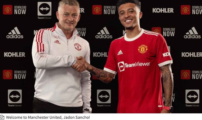 Jadon Sancho (kanan) bersalaman dengan pelatih Manchester United, Ole Gunnar Solskjaer.