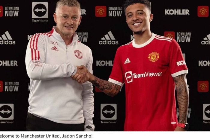 Jadon Sancho (kanan) bersalaman dengan pelatih Manchester United, Ole Gunnar Solskjaer.