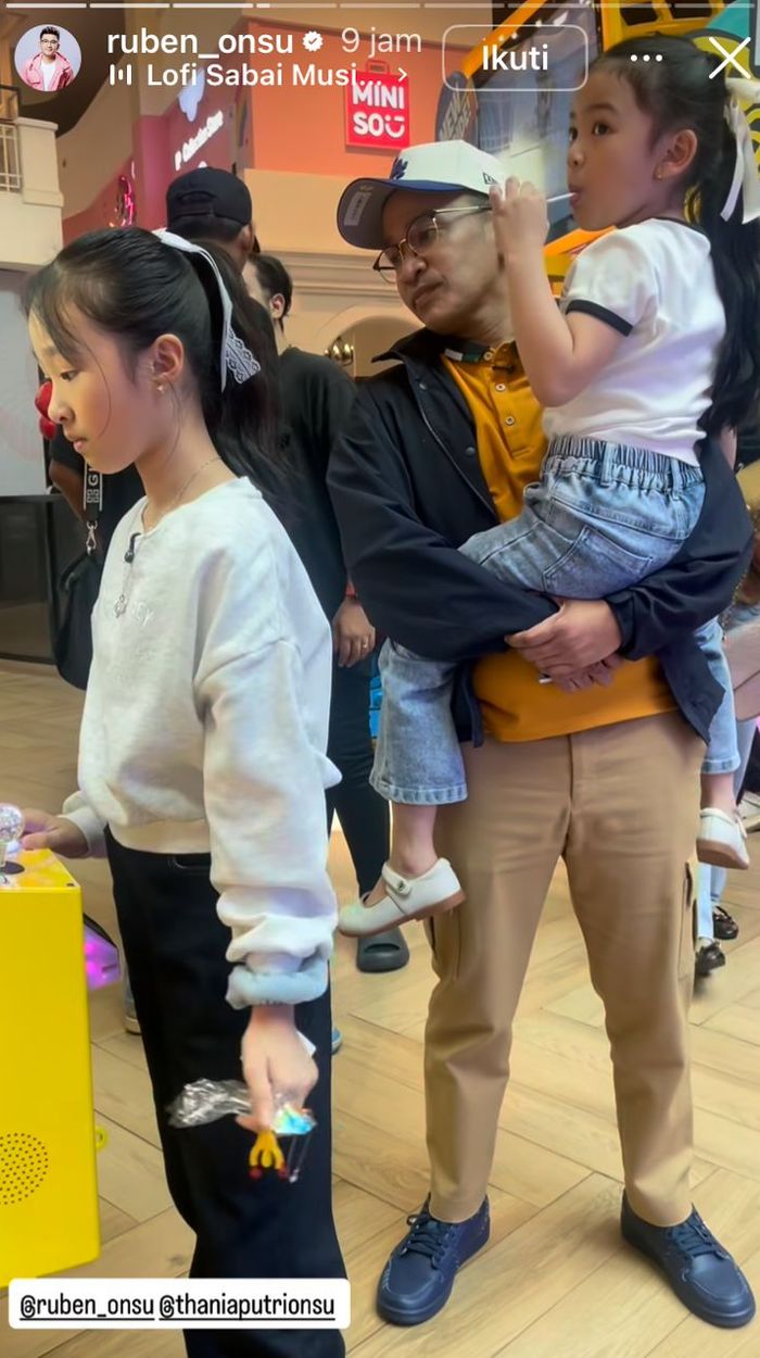 Ruben Onsu habiskan waktu bersama anak-anaknya saat Sarwendah pegi ke Korea.