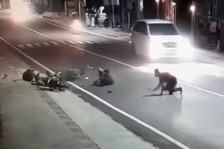 Warga Berhamburan, Video Detik-detik Dua Motor Adu Banteng, Satu Orang Merangkak