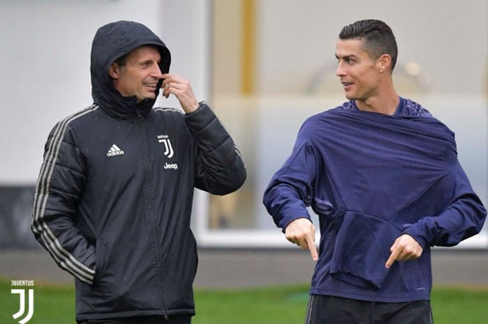 Pelatih Juventus, Massimiliano Allegri (kiri), berbincang dengan Cristiano Ronaldo.