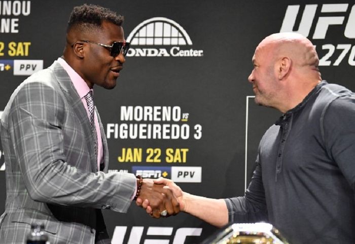 Petarung kelas berat UFC, Francis Ngannou (kiri) bersalaman dengan presiden UFC, Dana White (kanan)