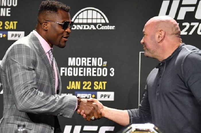 Petarung kelas berat UFC, Francis Ngannou (kiri) bersalaman dengan presiden UFC, Dana White (kanan)