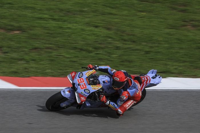 Pembalap Gresini Racing, Marc Marquez, sedang melaju pada sesi sprint MotoGP Portugal di Sirkuit Algarve, Portimao, Portugal, Sabtu (23/3/2024)