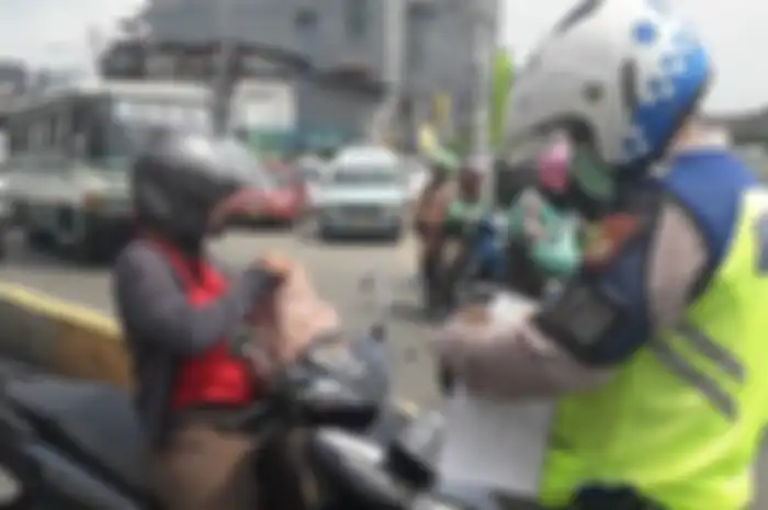 Ilustrasi polisi melakukan tilang manual pada pemotor.